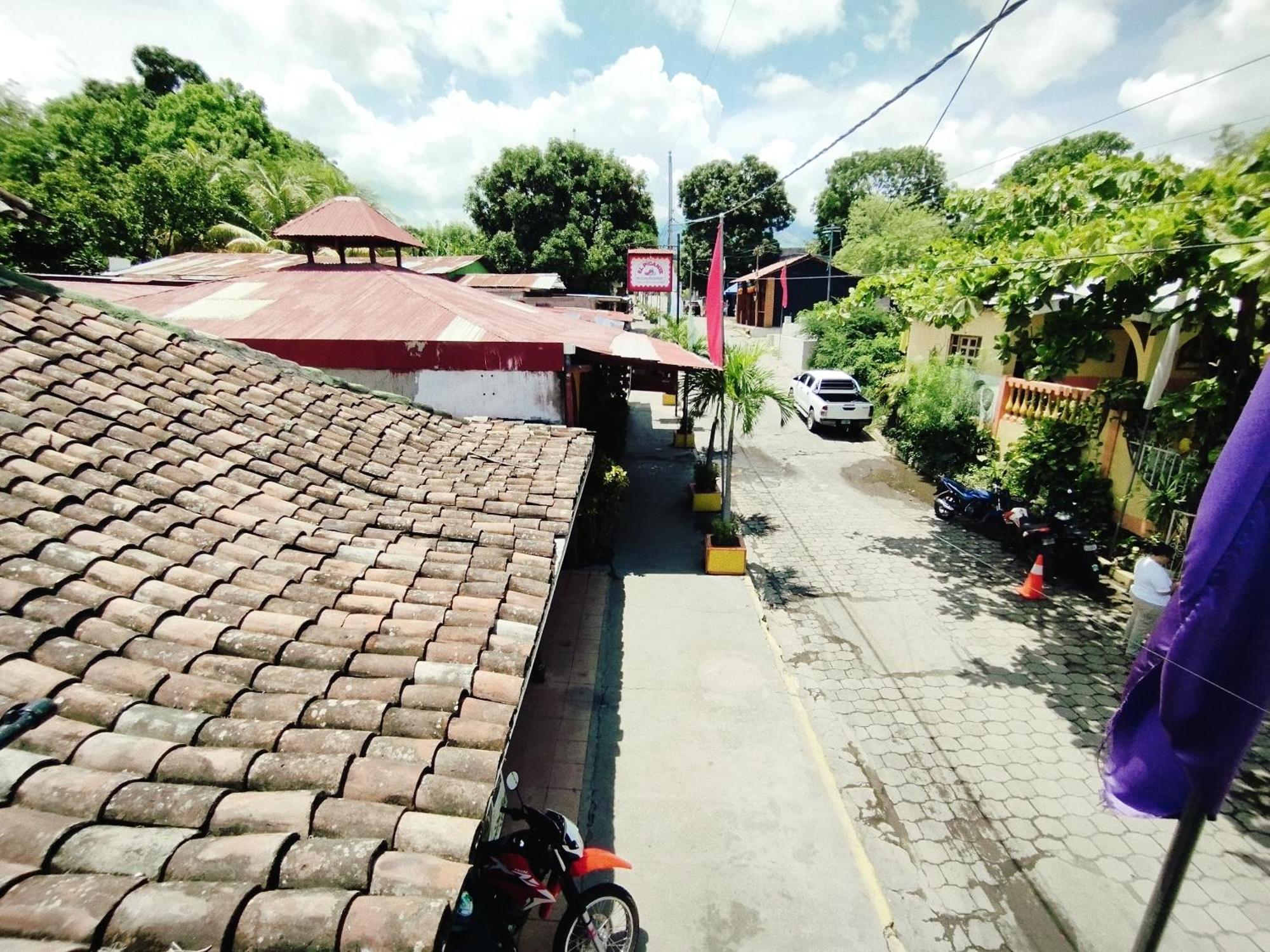 The Landing Hotel And Restaurant Moyogalpa Luaran gambar